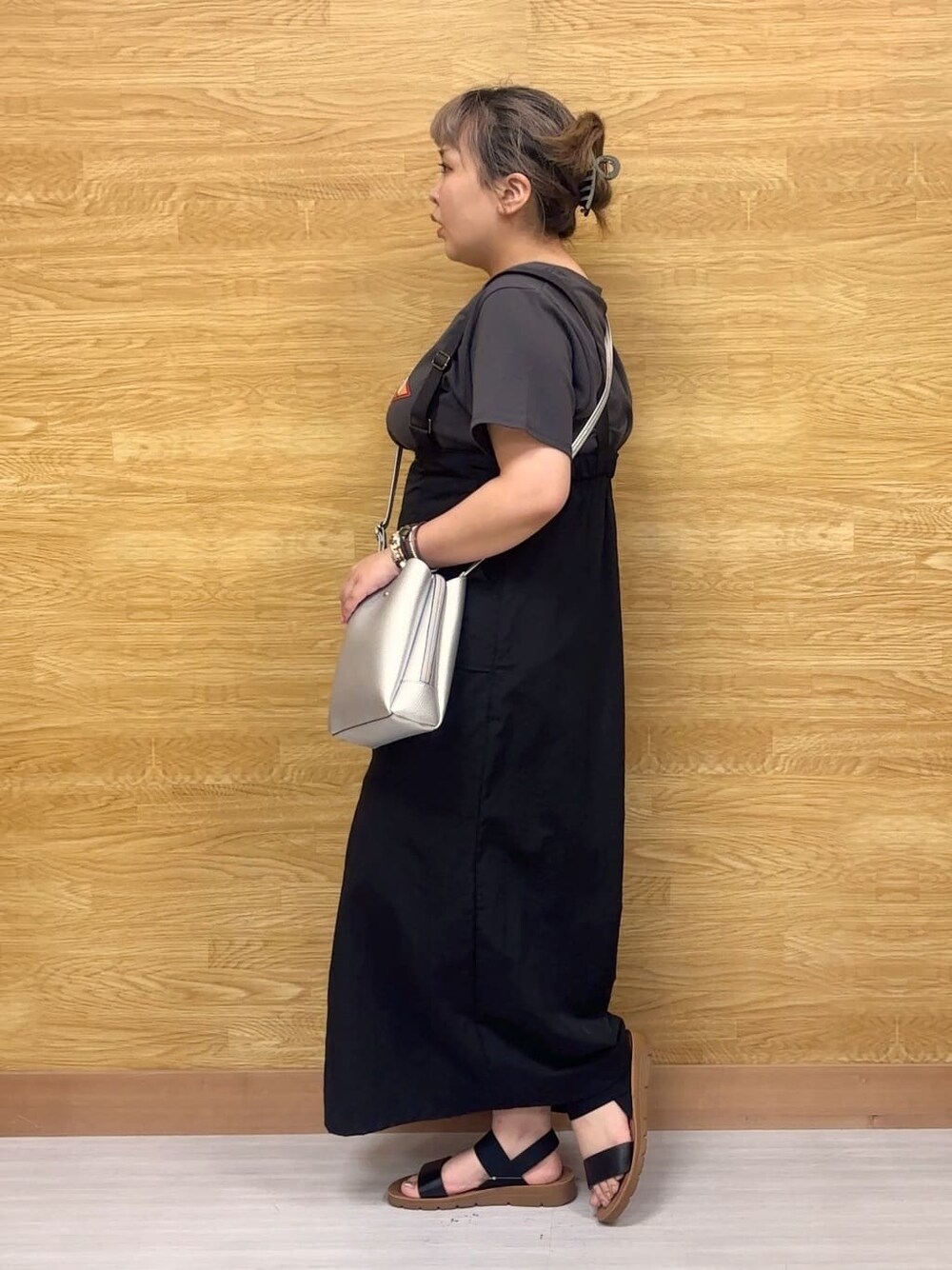 グレー系のTシャツ/カットソー、ブラック系のワンピース、ブラック系のサンダルを着用したレディースの夏コーディネートの2枚目の写真