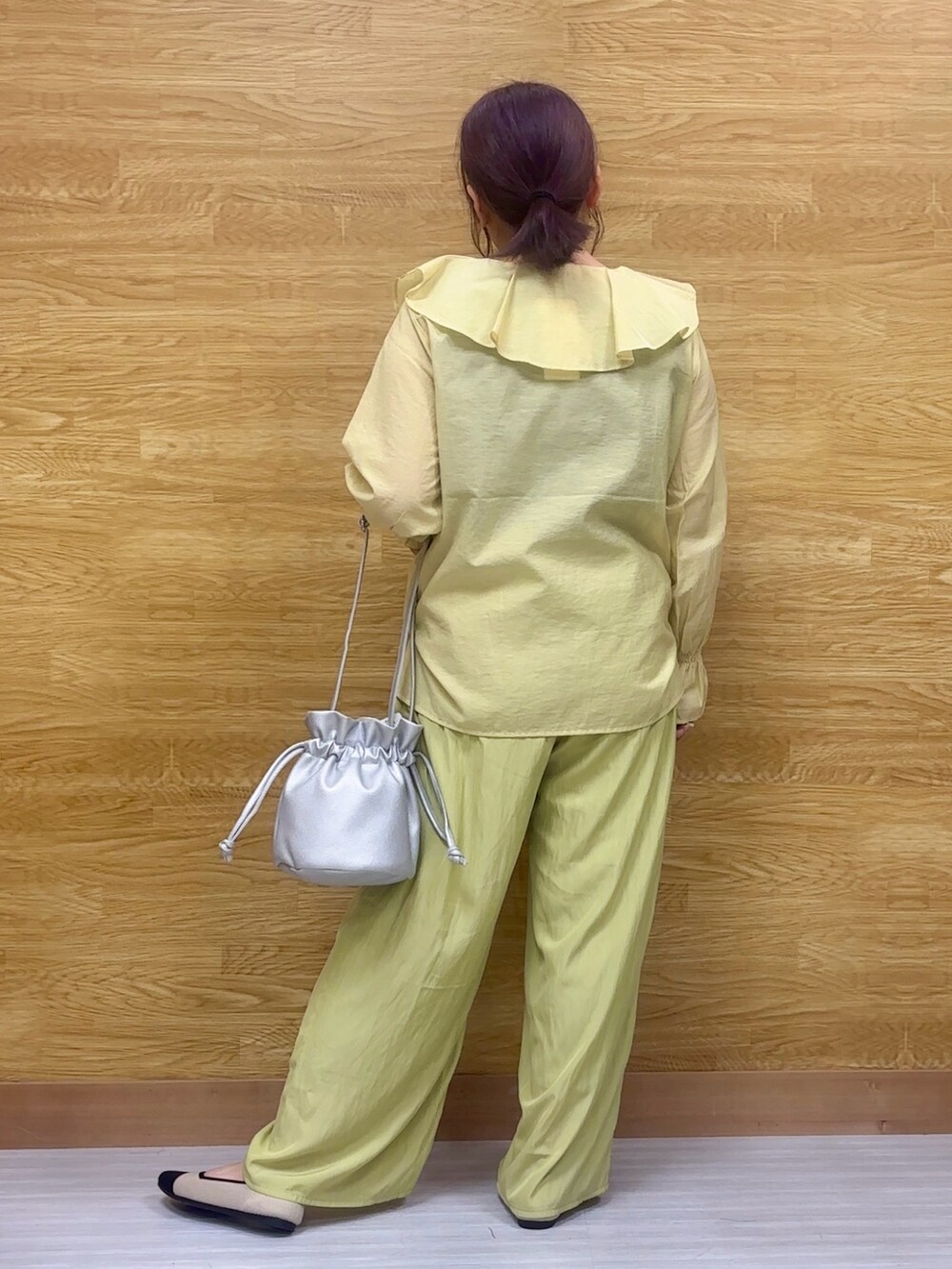 イエロー系のシャツ/ブラウスを着用したレディースの春コーディネートの3枚目の写真