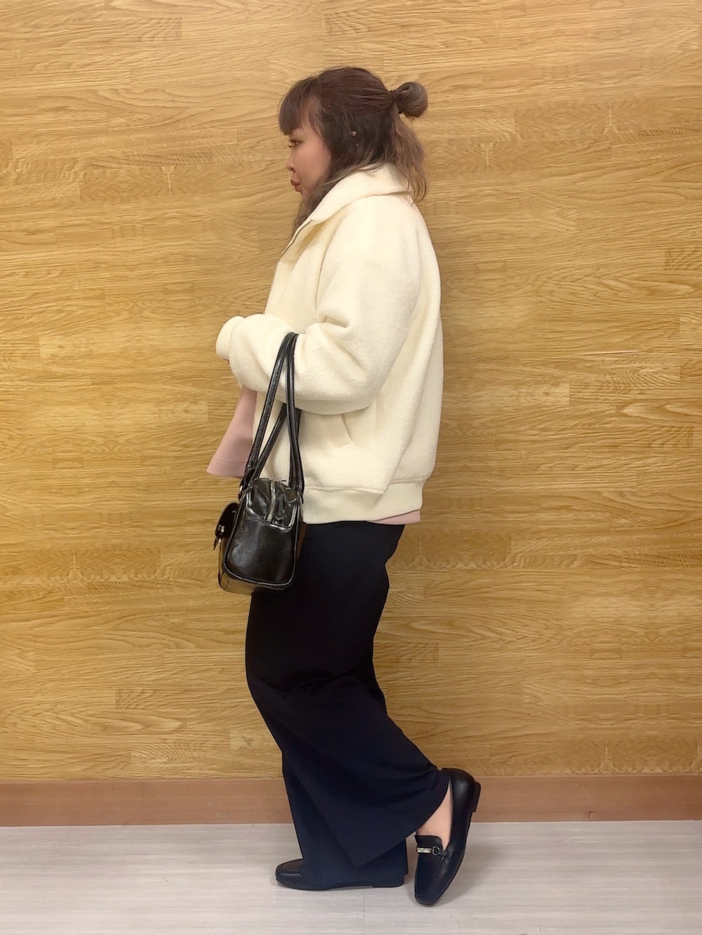 ピンク系のTシャツ/カットソー、ブルー系のその他パンツ、ホワイト系のブルゾンを着用したレディースの冬コーディネートの2枚目の写真