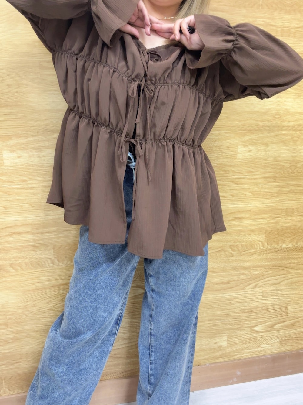 ブラウン系のシャツ/ブラウス、ブルー系のデニムパンツを着用したレディースの秋コーディネートの2枚目の写真