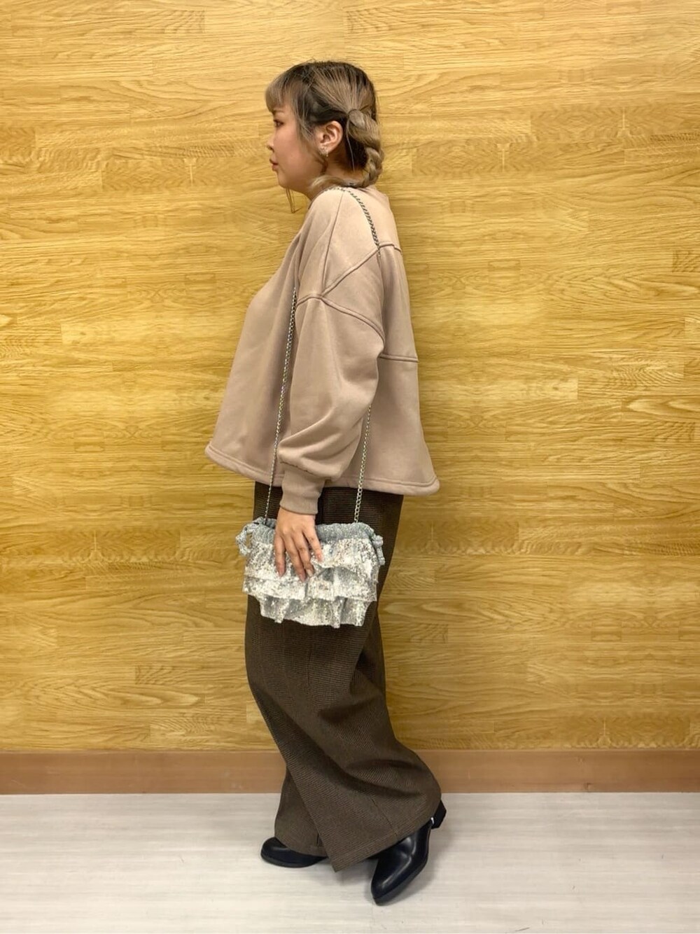 ベージュ系のスウェット、ベージュ系のその他パンツ、シルバー系のショルダーバッグを着用したレディースの秋コーディネートの2枚目の写真