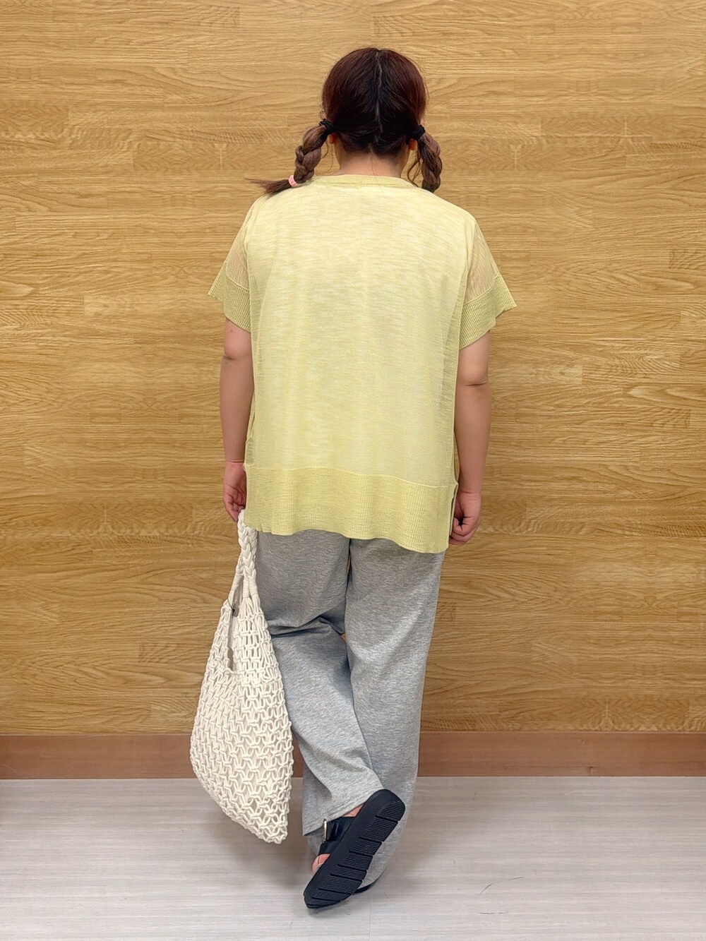 イエロー系のその他トップス、グレー系のその他パンツ、ホワイト系のトートバッグを着用したレディースの春コーディネートの3枚目の写真