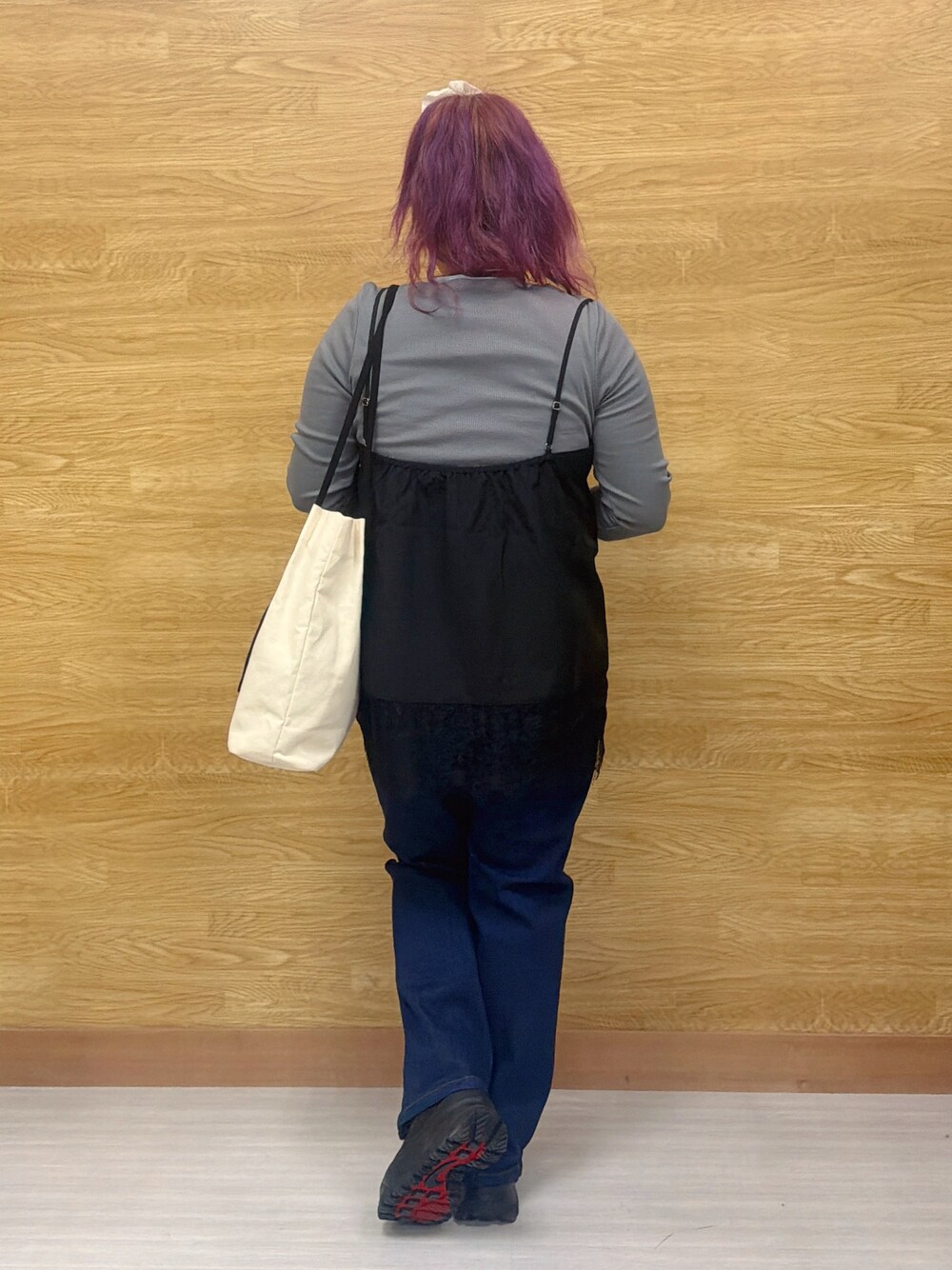 ブラック系のTシャツ/カットソー、グレー系のTシャツ/カットソー、ブルー系のデニムパンツを着用したレディースの秋コーディネートの2枚目の写真