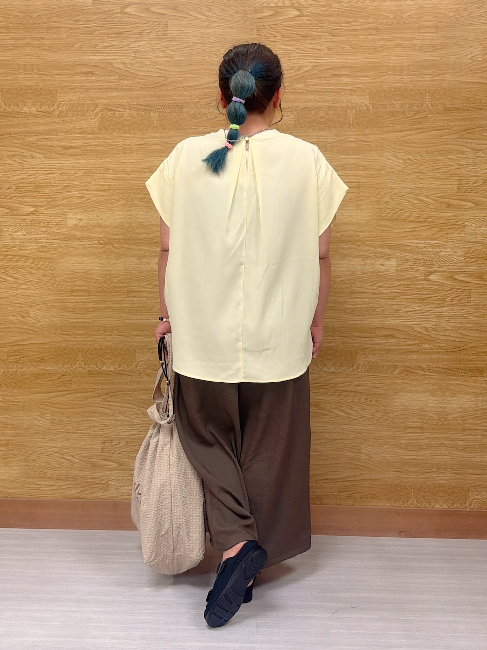 イエロー系のTシャツ/カットソー、グリーン系のその他パンツ、ブラック系のサンダルを着用したレディースの夏コーディネートの3枚目の写真