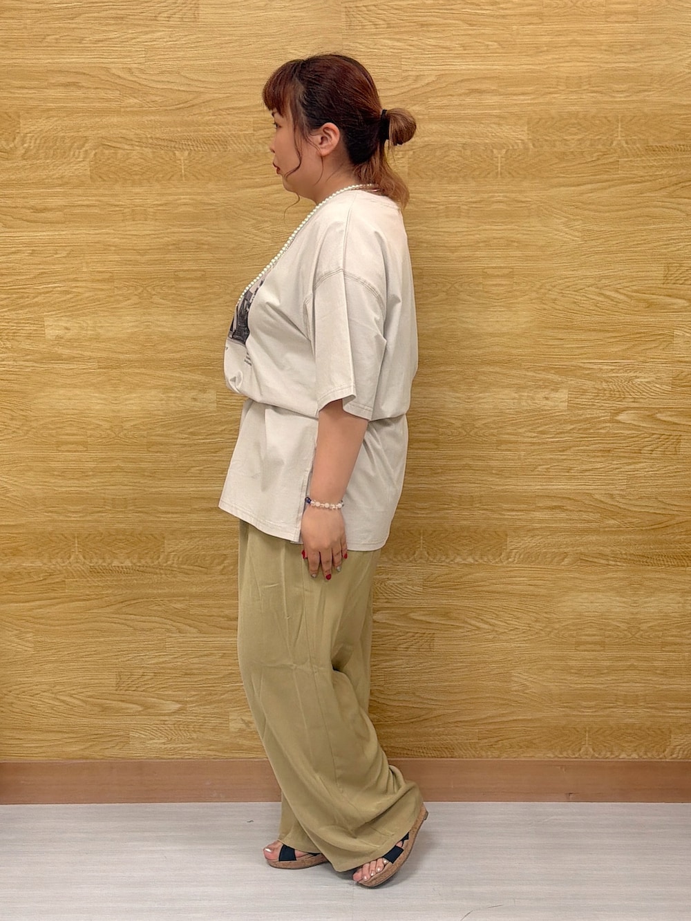 ベージュ系のTシャツ/カットソー、イエロー系のその他パンツ、ブラック系のベルトを着用したレディースの夏コーディネートの2枚目の写真