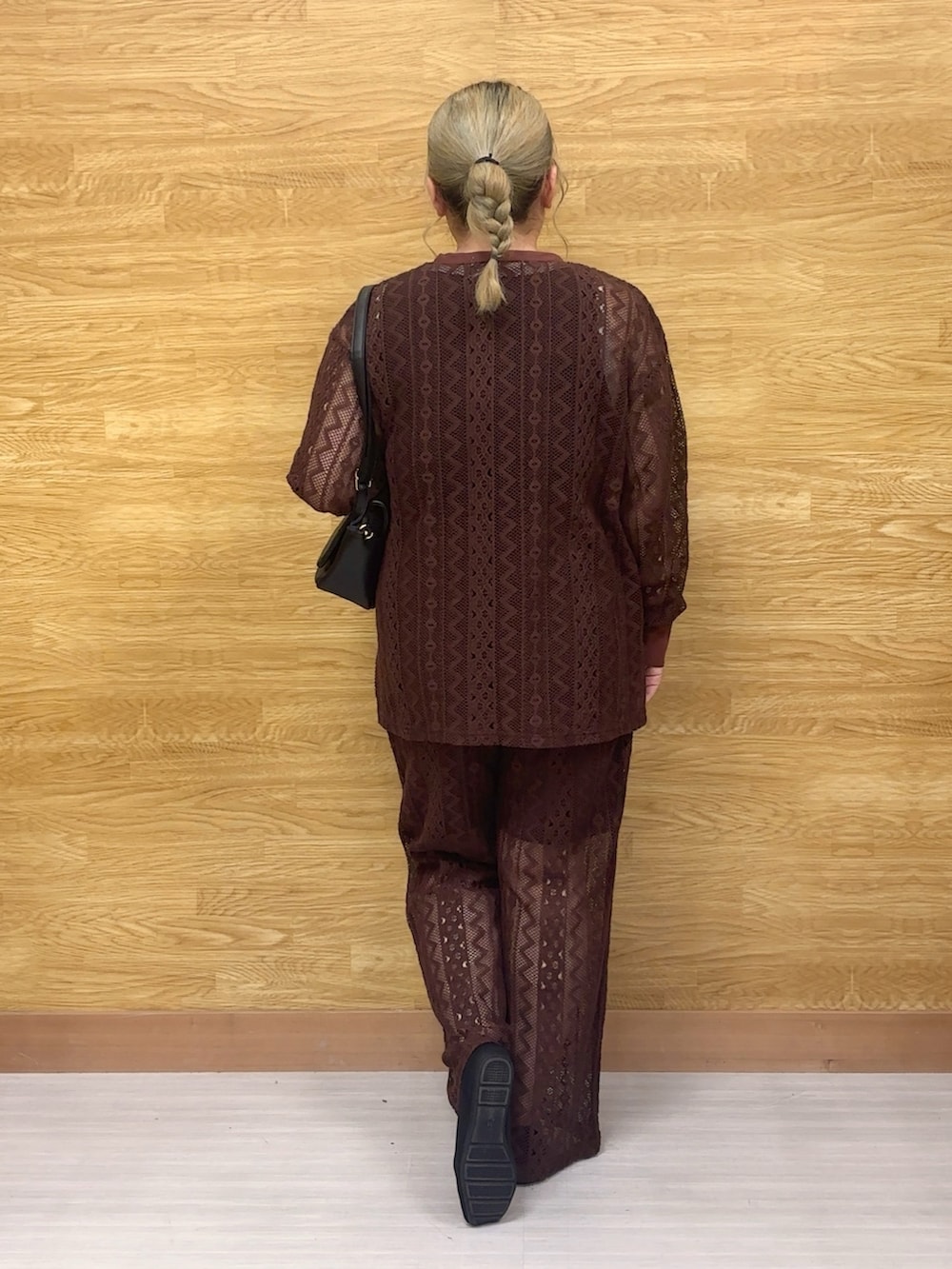 ブラウン系のシャツ/ブラウス、ブラウン系のその他パンツを着用したレディースの秋コーディネートの2枚目の写真