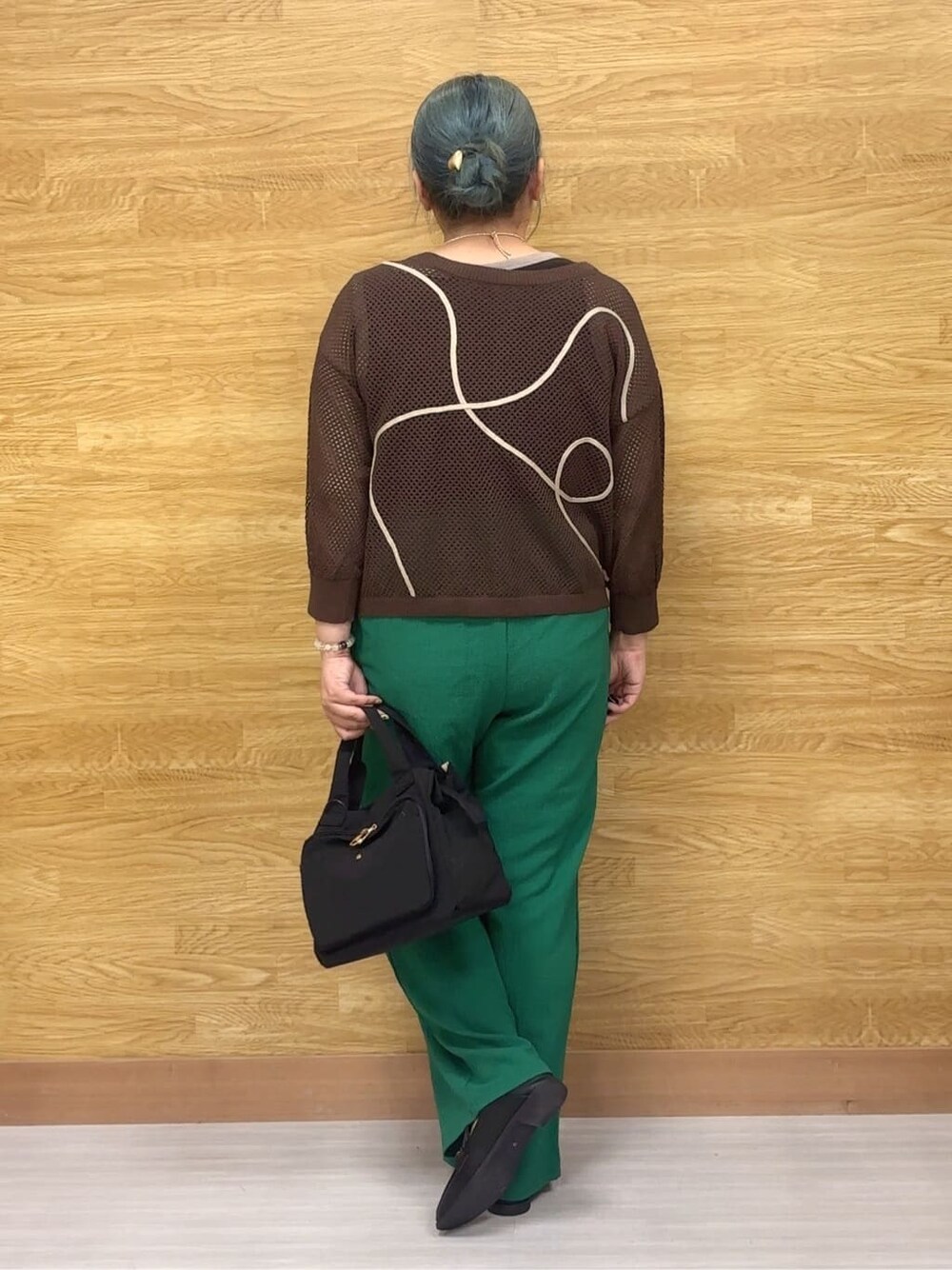 ブラウン系のカーディガン/ボレロ、グリーン系のその他パンツ、ブラック系のその他シューズを着用したレディースの夏コーディネートの3枚目の写真