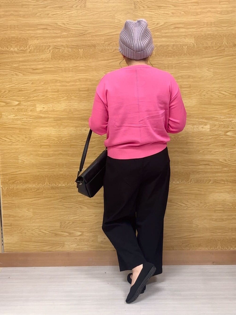 ピンク系のカーディガン/ボレロ、ブラック系のその他パンツ、ブラック系のパンプスを着用したレディースの秋コーディネートの3枚目の写真