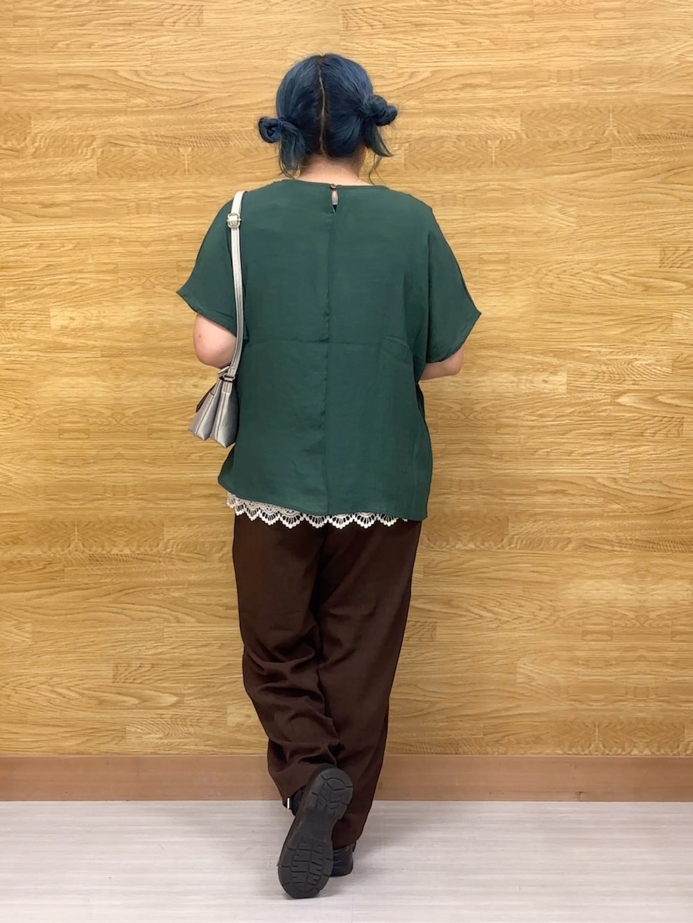 ブラウン系のその他パンツ、グリーン系のTシャツ/カットソーを着用したレディースの夏コーディネートの2枚目の写真