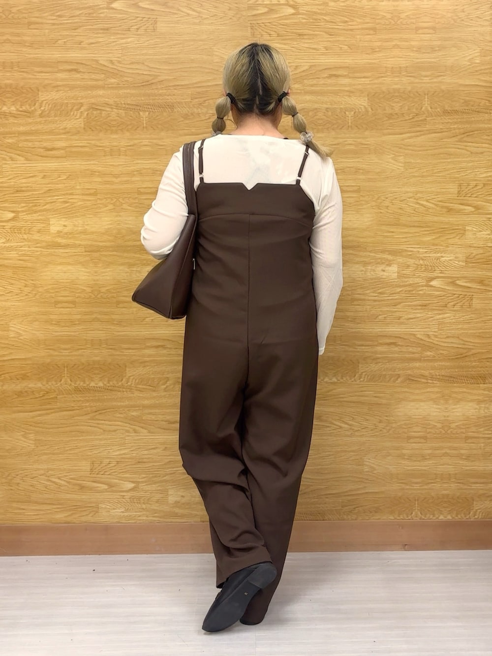 ブラウン系のサロペット/オーバーオールを着用したレディースの秋コーディネートの2枚目の写真