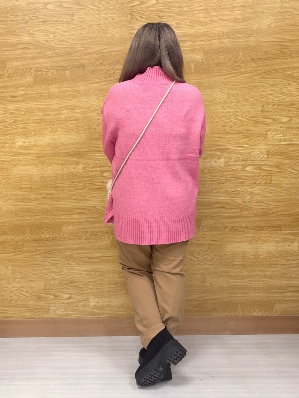 ブラウン系のその他パンツ、ピンク系のニット/セーターを着用したレディースの秋コーディネートの2枚目の写真