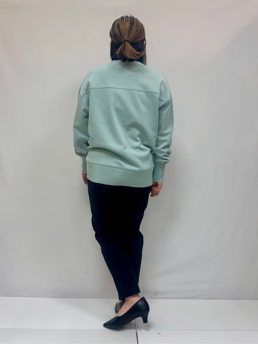 グリーン系のTシャツ/カットソー、ブラック系のその他パンツ、ブラック系のパンプスを着用したレディースの春コーディネートの3枚目の写真