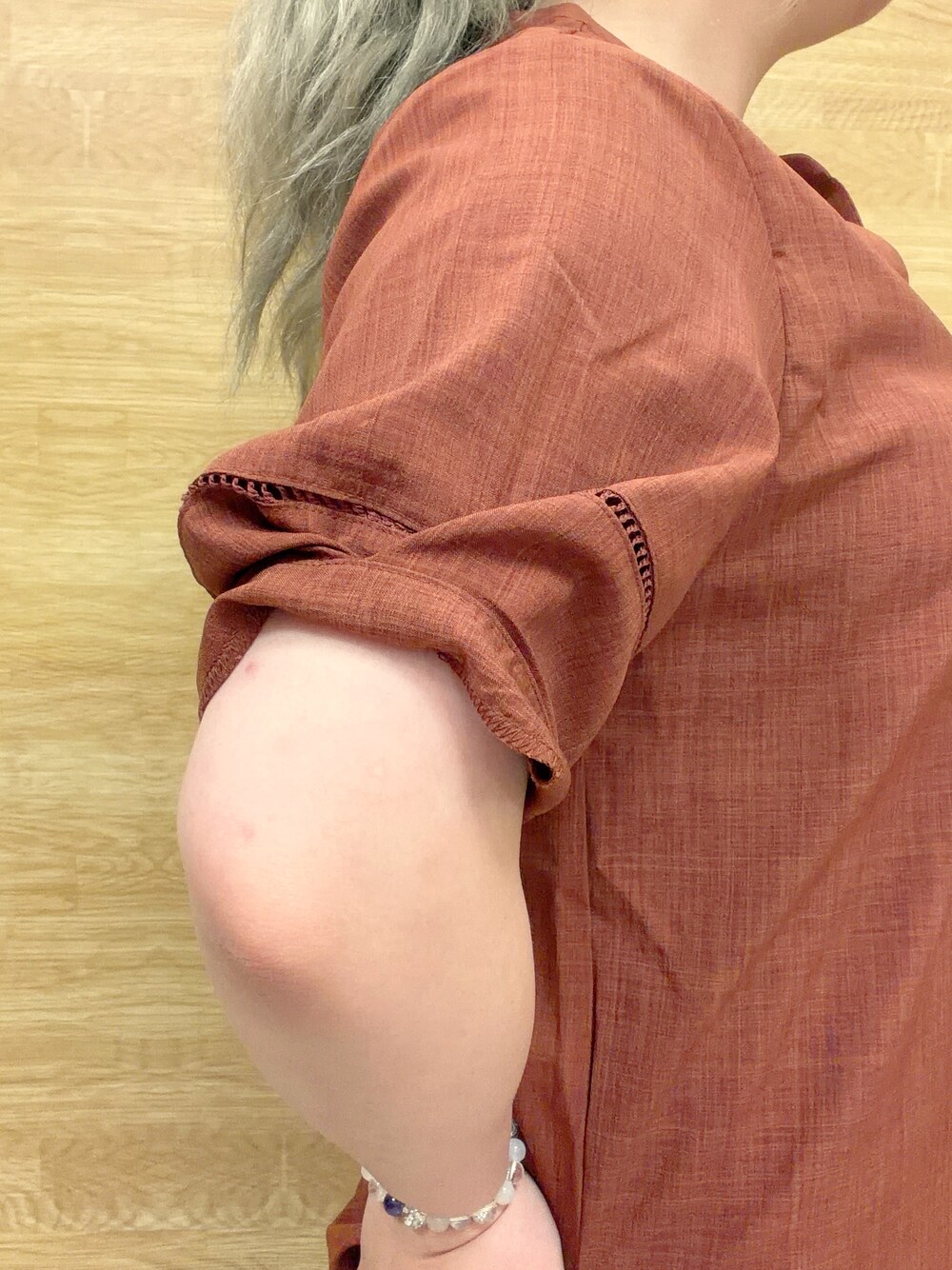 オレンジ系のシャツ/ブラウス、ブラック系のその他パンツ、ブラック系のパンプスを着用したレディースの夏コーディネートの4枚目の写真
