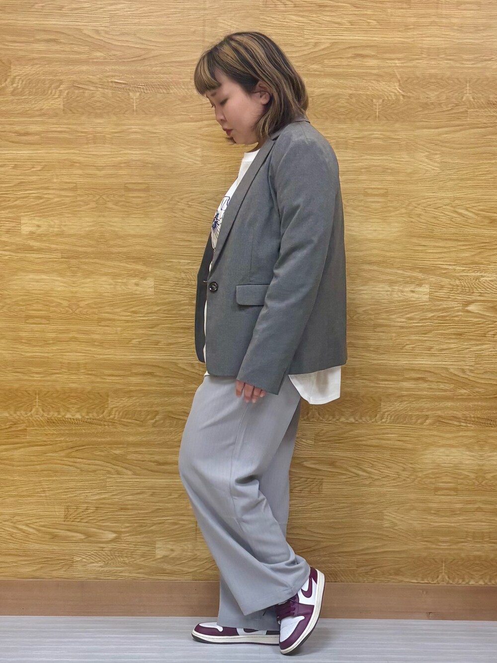 グレー系のTシャツ/カットソー、グレー系のテーラードジャケット、グレー系のその他パンツを着用したレディースの春コーディネートの2枚目の写真