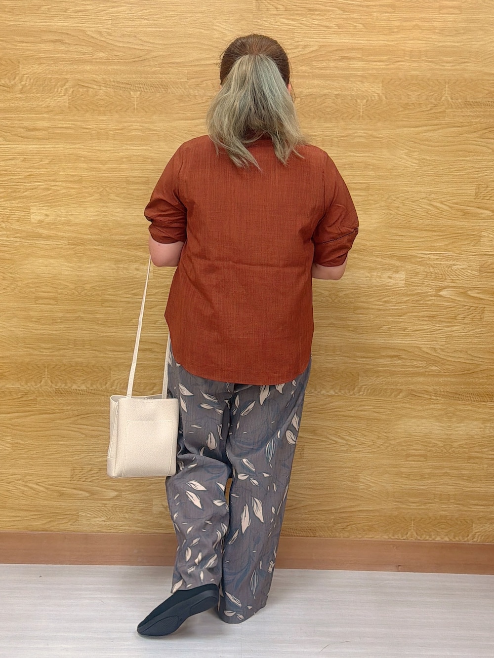オレンジ系のシャツ/ブラウス、ブラック系のその他パンツ、ブラック系のパンプスを着用したレディースの夏コーディネートの3枚目の写真