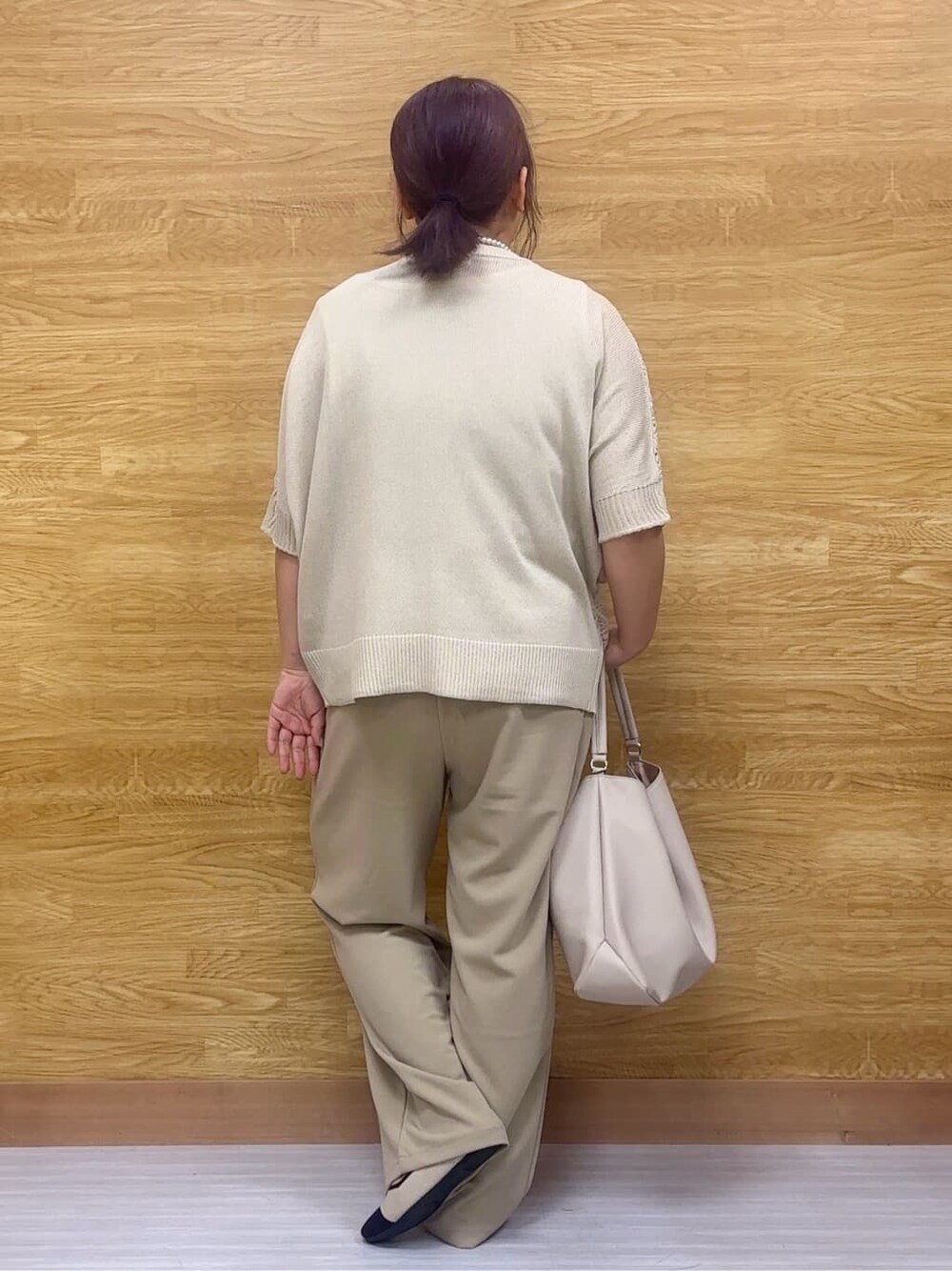 ベージュ系のその他トップス、ベージュ系のその他パンツ、ベージュ系のその他シューズを着用したレディースの春コーディネートの3枚目の写真