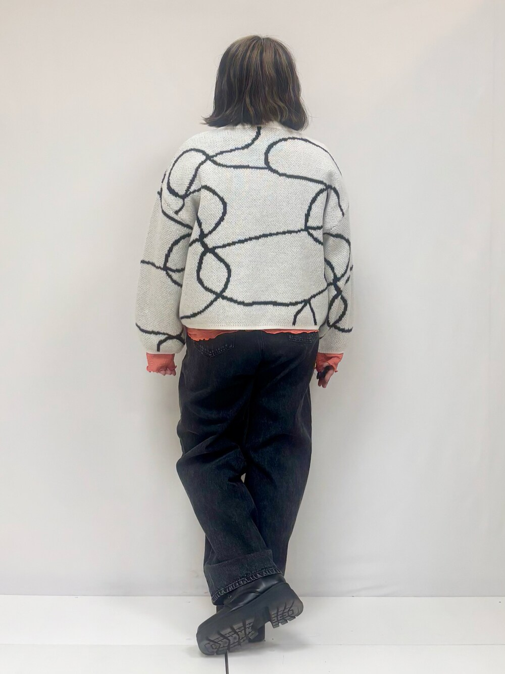 ピンク系のTシャツ/カットソー、ホワイト系のカーディガン/ボレロ、ブラック系のその他パンツを着用したレディースの冬コーディネートの2枚目の写真