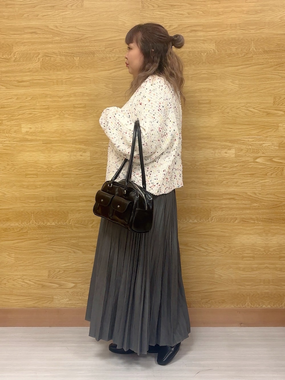 ホワイト系のカーディガン/ボレロ、グレー系のスカートを着用したレディースの冬コーディネートの2枚目の写真