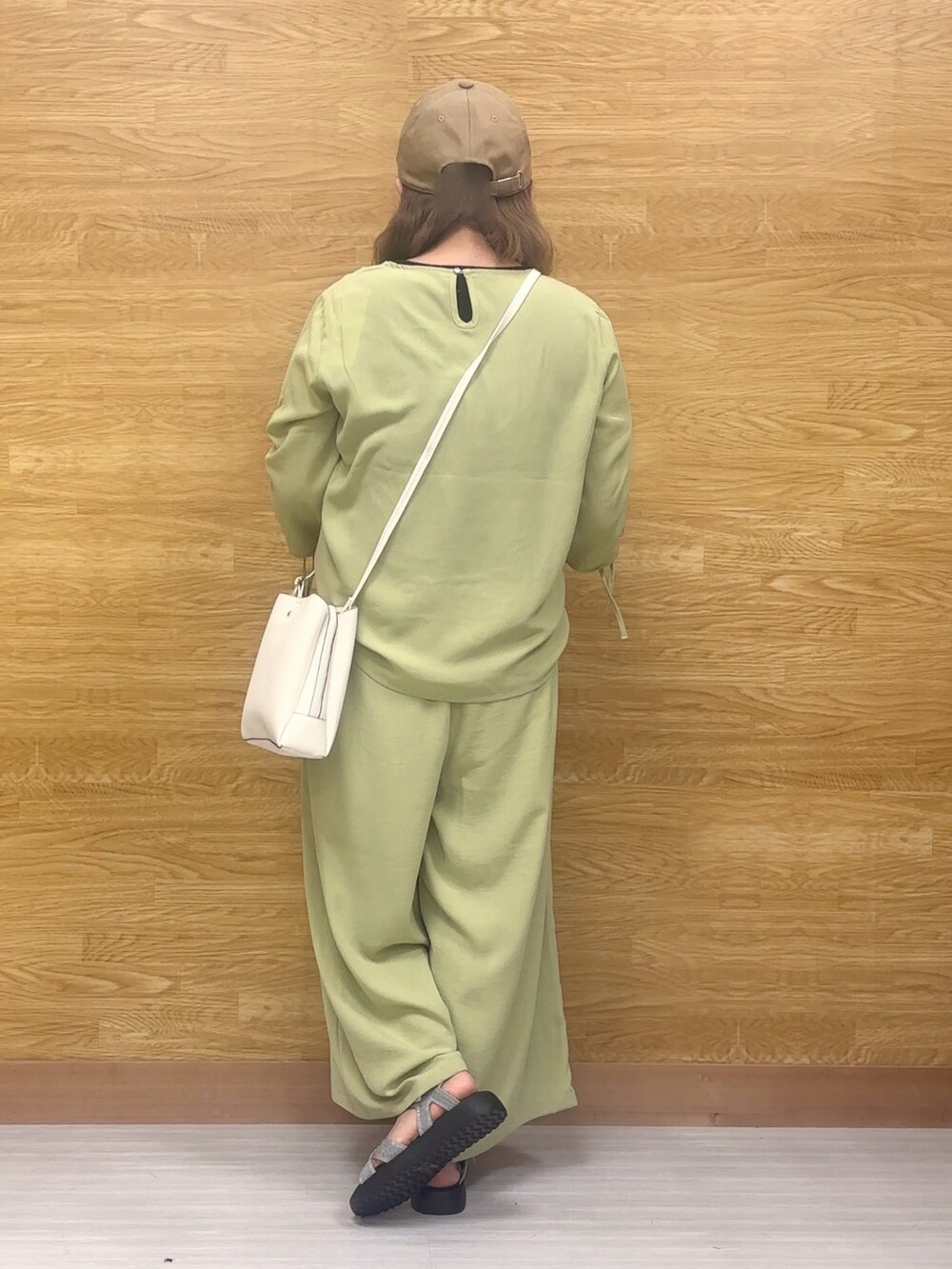 グリーン系のシャツ/ブラウス、グリーン系のその他パンツ、シルバー系のサンダルを着用したレディースの春コーディネートの2枚目の写真