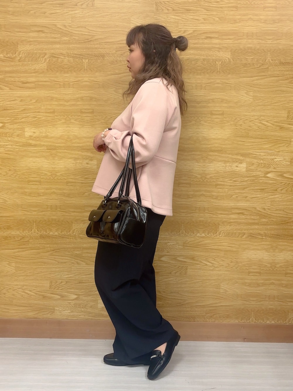 ピンク系のTシャツ/カットソー、ブルー系のその他パンツを着用したレディースの冬コーディネートの2枚目の写真