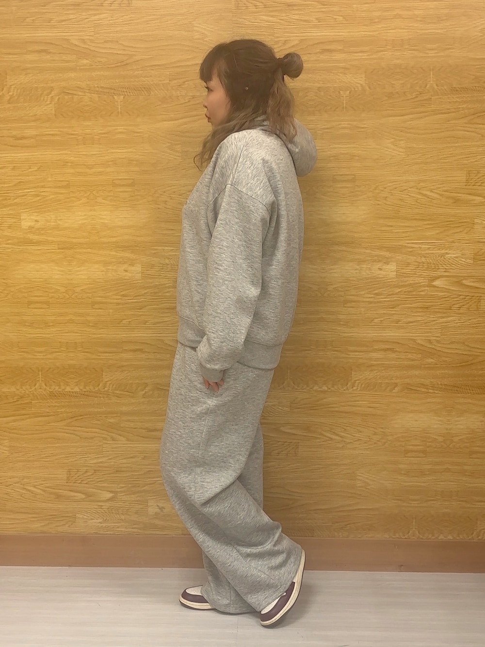 グレー系のパーカー、グレー系のその他パンツを着用したレディースの冬コーディネートの2枚目の写真