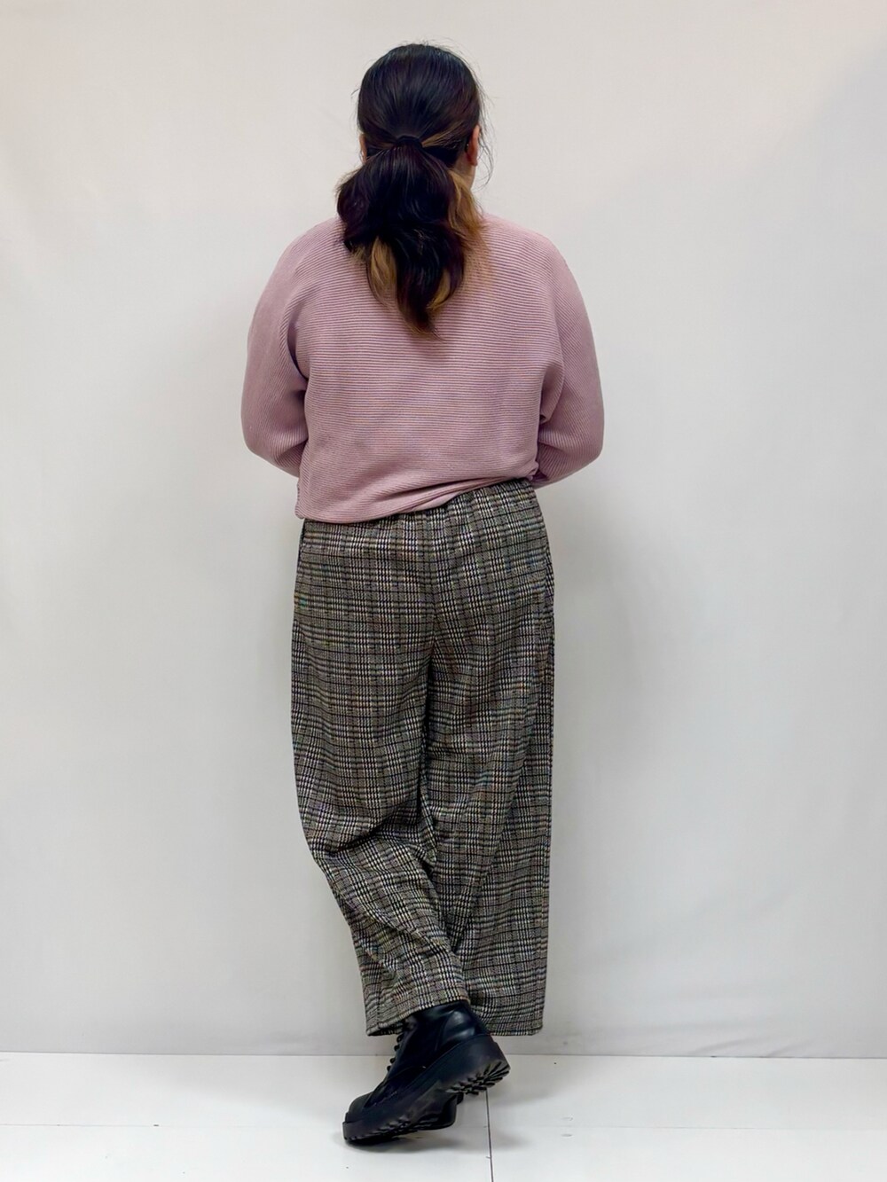 ブラウン系のその他パンツ、ピンク系のニット/セーター、ブラック系のブーツを着用したレディースの冬コーディネートの3枚目の写真