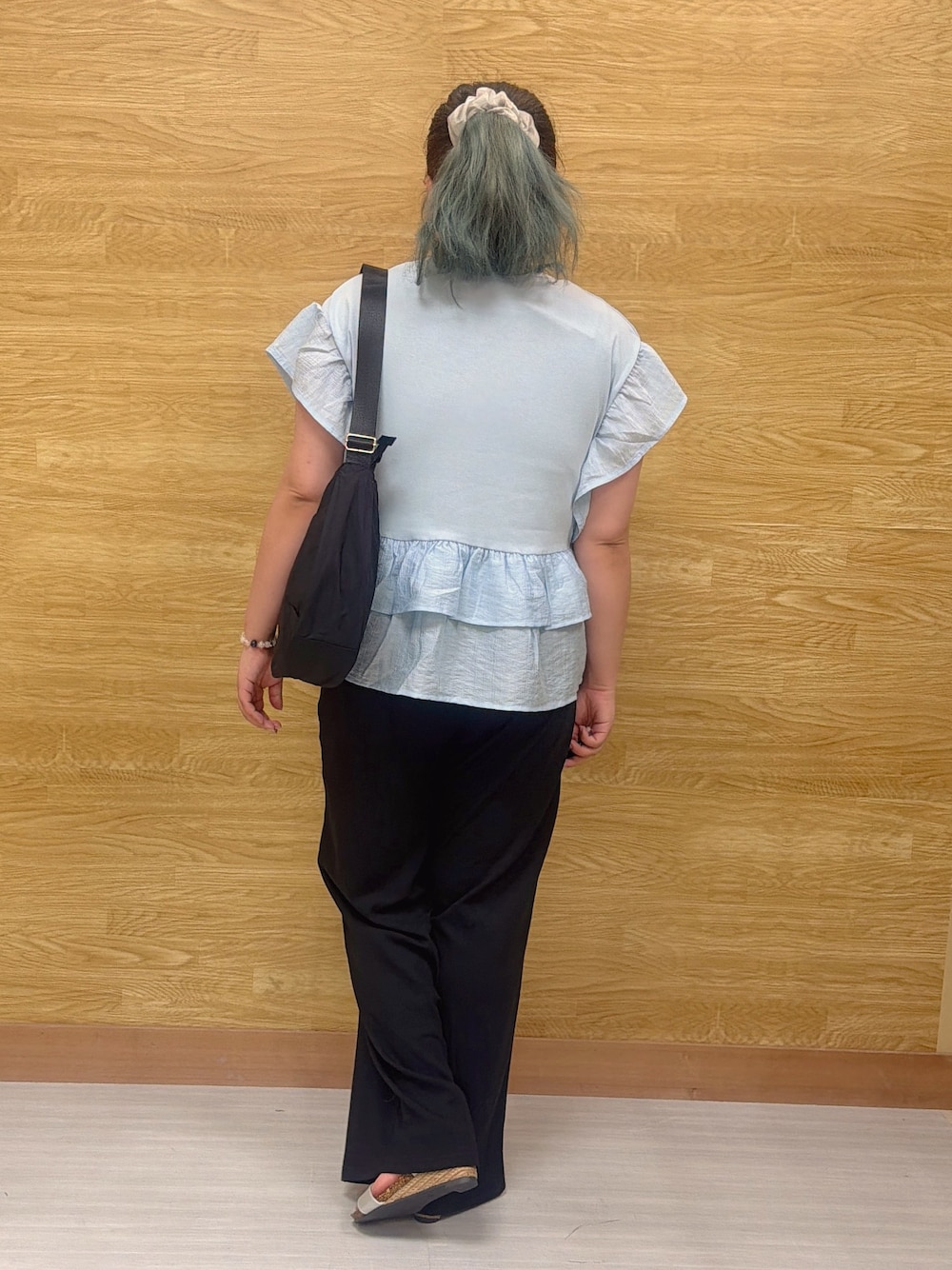 ブルー系のTシャツ/カットソー、ブラック系のその他パンツ、シルバー系のサンダルを着用したレディースの夏コーディネートの3枚目の写真