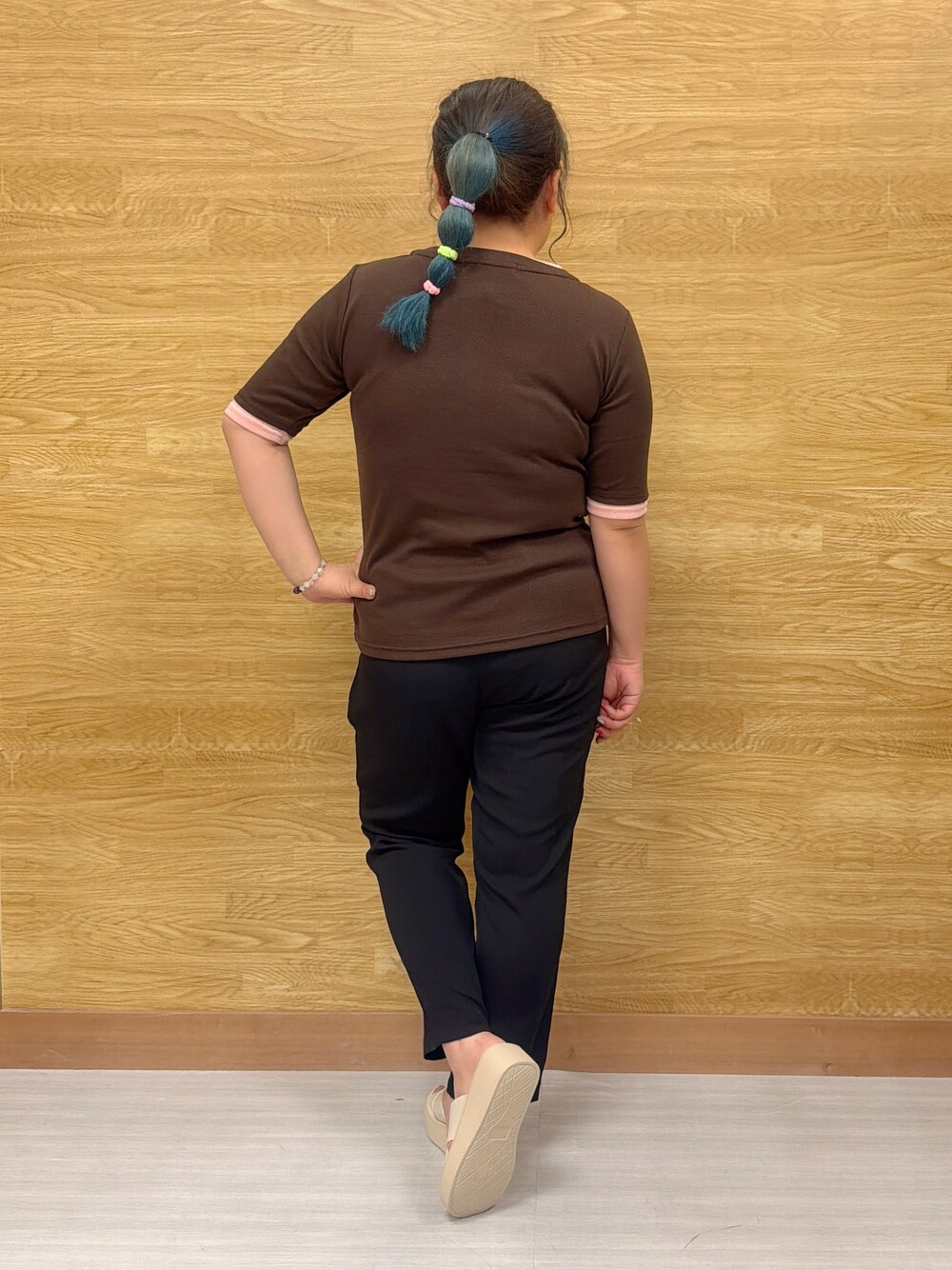ブラウン系のTシャツ/カットソー、ブラック系のその他パンツ、ベージュ系のサンダルを着用したレディースの夏コーディネートの3枚目の写真