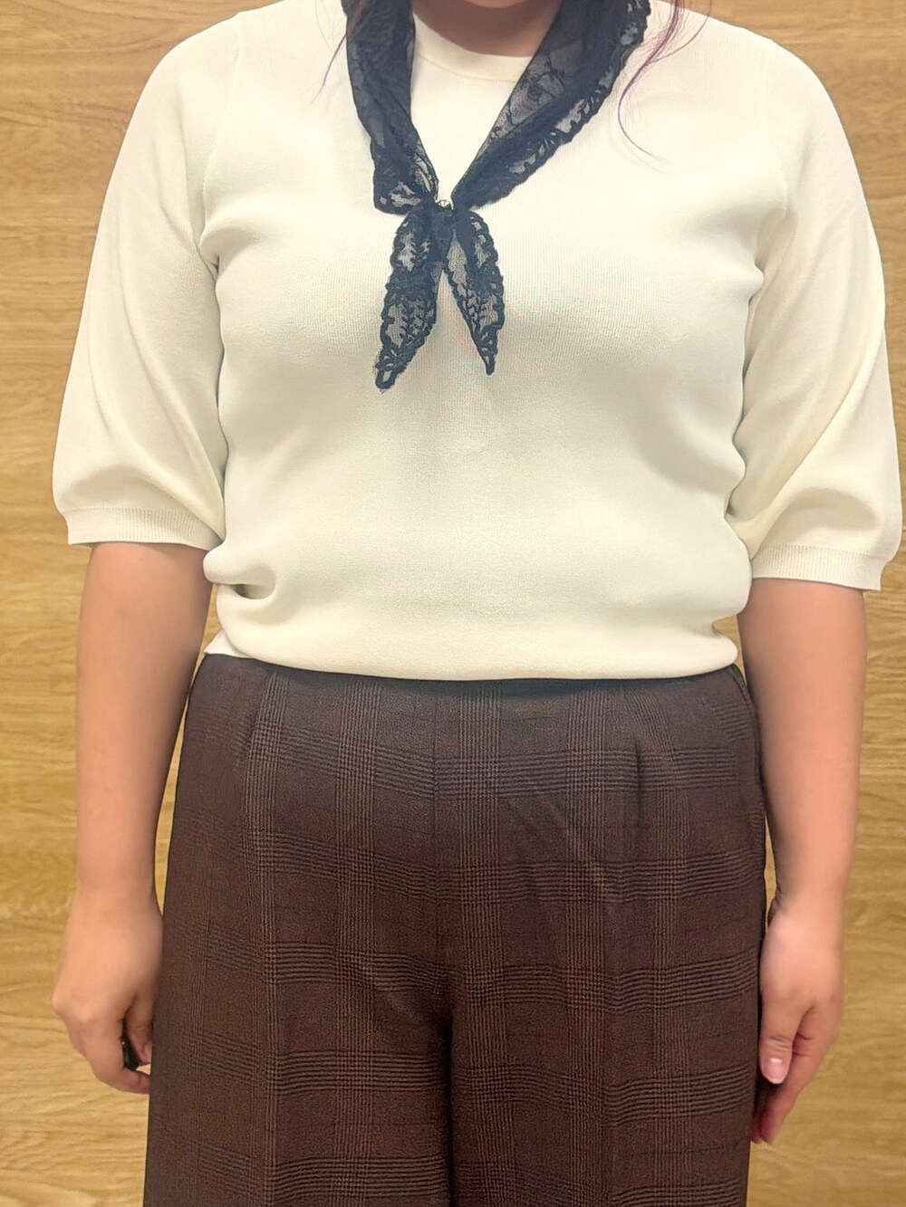 ホワイト系のニット/セーター、ブラウン系のその他パンツ、ブラック系のブーツを着用したレディースの秋コーディネートの4枚目の写真