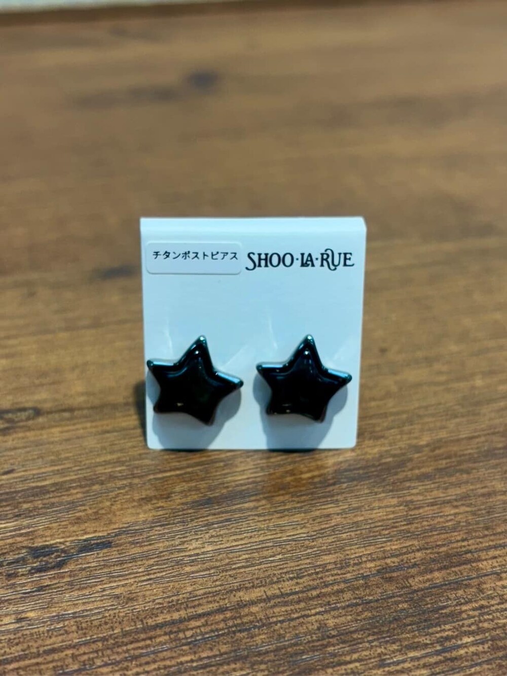 ブラック系のピアス（両耳用）、ゴールド系のピアス（両耳用）、シルバー系のピアス（両耳用）を着用したレディースの夏コーディネートの2枚目の写真