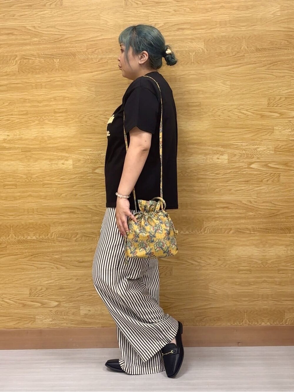 ブラック系のTシャツ/カットソー、ブルー系のその他パンツ、ブラック系のその他シューズを着用したレディースの夏コーディネートの2枚目の写真
