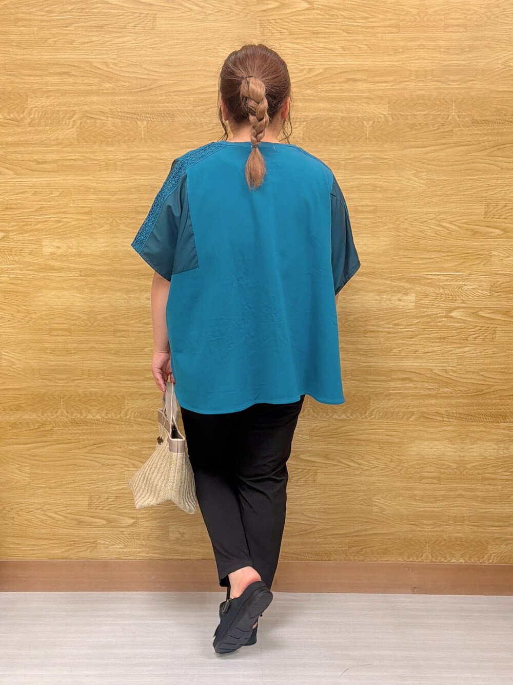 ブルー系のTシャツ/カットソー、ブラック系のその他パンツ、ブラック系のサンダルを着用したレディースの夏コーディネートの3枚目の写真
