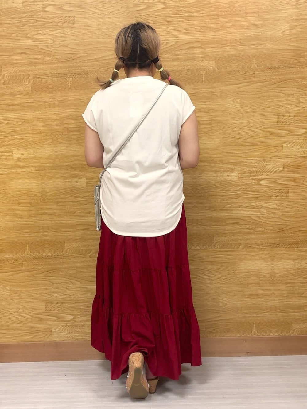 「スカート、スカートスタイル、スカートコーデ、夏ルックで気分アップ、夏服コーデ、今日のコーデ、低身長コーデ、おしゃれさんと繋がりたい」｜「SHOO・LA・RUEの【ひんやり/S-LL】落ち感が心地よい ショルダータックトップス（Tシャツ/カットソー、ホワイト系）」を使った、ぁむさん（レディース・151cm）の夏コーディネートの2枚目の写真