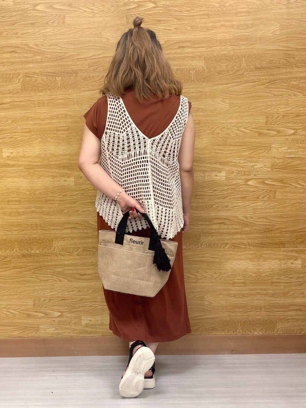 ブラウン系のワンピース、ブラック系のサンダル、ブラック系のトートバッグを着用したレディースの夏コーディネートの3枚目の写真