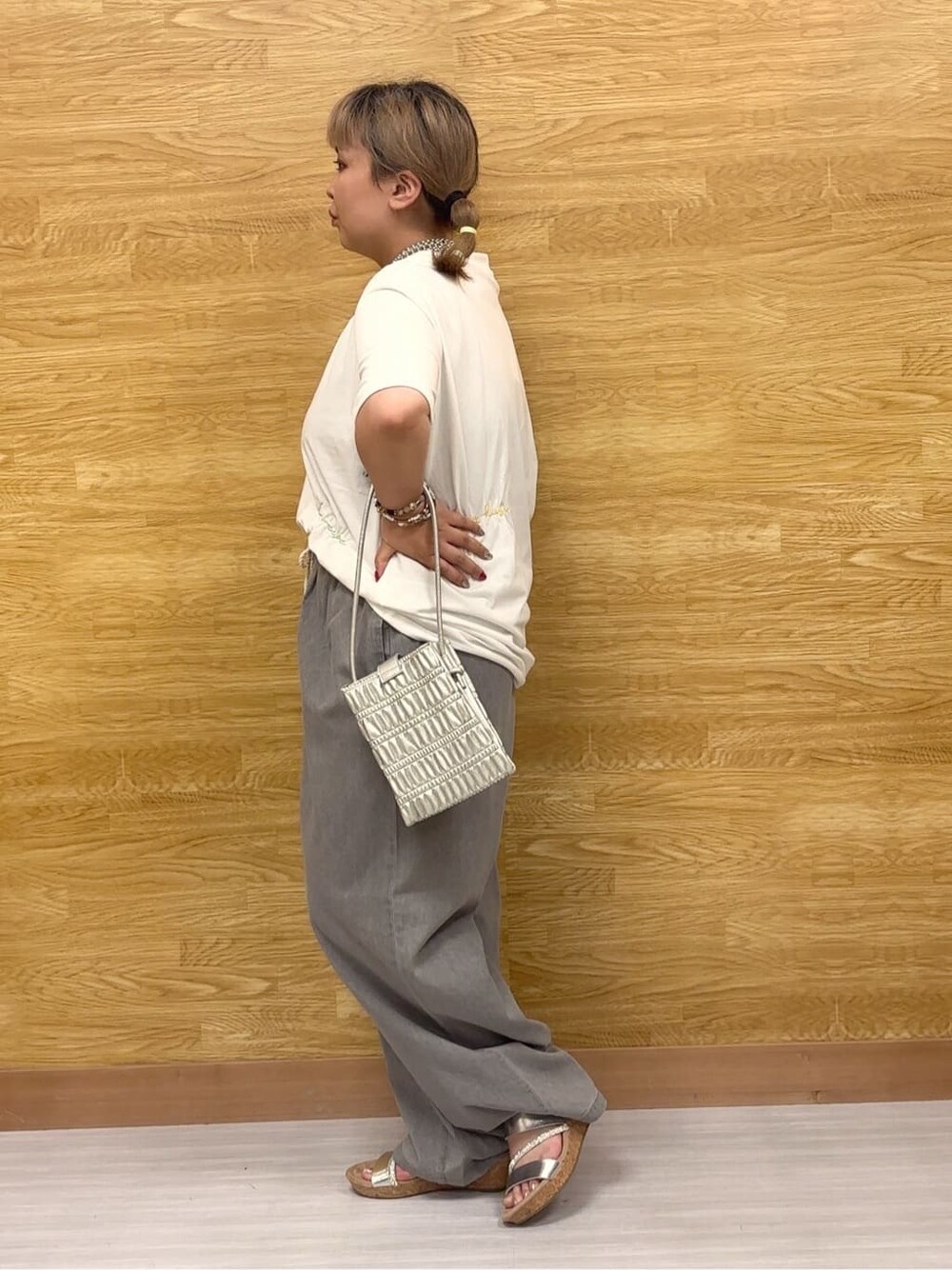 ホワイト系のTシャツ/カットソー、グレー系のその他パンツ、シルバー系のサンダルを着用したレディースの夏コーディネートの2枚目の写真