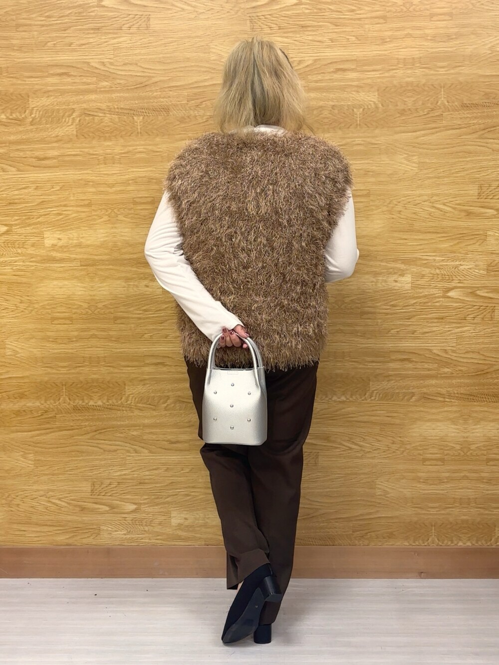 ブラウン系のニット/セーター、ブラウン系のその他パンツを着用したレディースの秋コーディネートの2枚目の写真