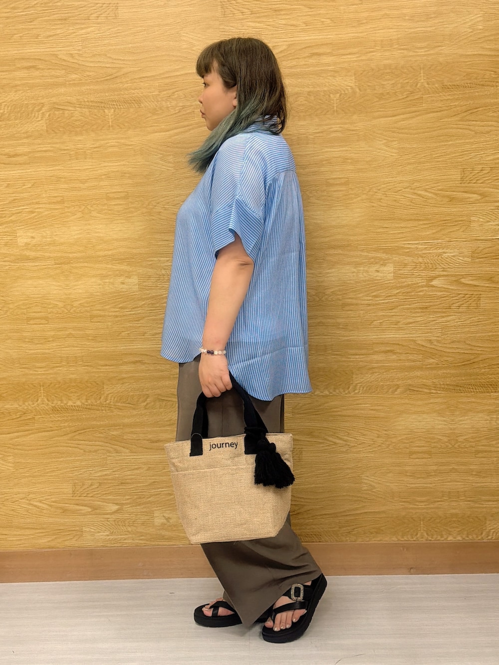 ブルー系のその他トップス、ブラウン系のその他パンツ、ブラック系のトートバッグを着用したレディースの夏コーディネートの2枚目の写真