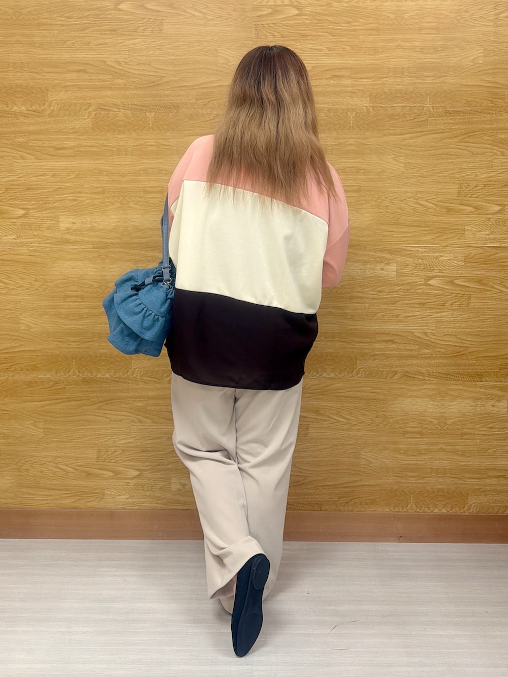 ピンク系のTシャツ/カットソー、ベージュ系のその他パンツを着用したレディースの春コーディネートの2枚目の写真