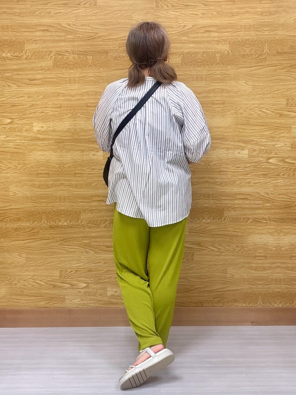 ホワイト系のシャツ/ブラウス、ブラック系のショルダーバッグ、イエロー系のその他パンツを着用したレディースの春コーディネートの2枚目の写真