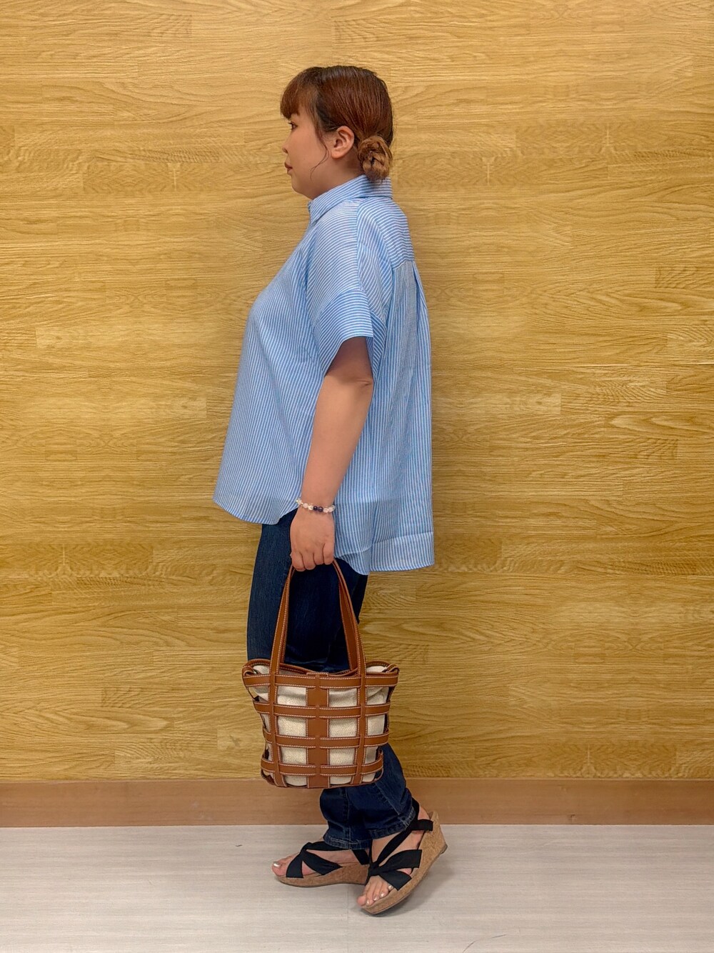 ブルー系のその他トップス、ブルー系のデニムパンツ、イエロー系のトートバッグを着用したレディースの夏コーディネートの2枚目の写真