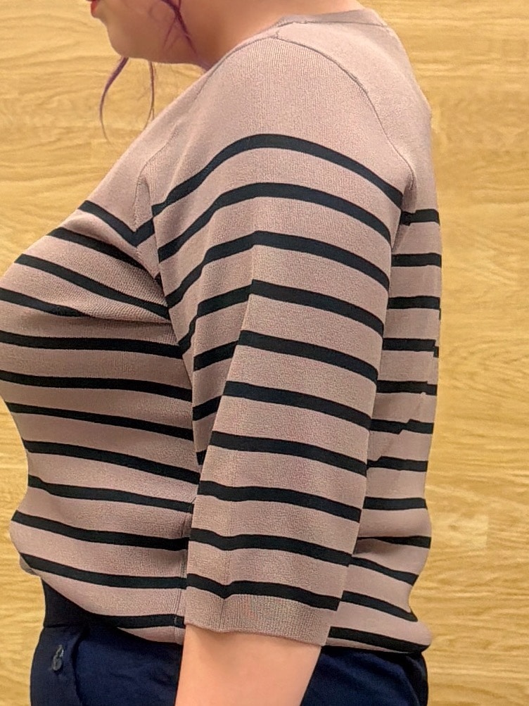 ブラウン系のニット/セーター、ブルー系のその他パンツ、ブラック系のパンプスを着用したレディースの秋コーディネートの5枚目の写真