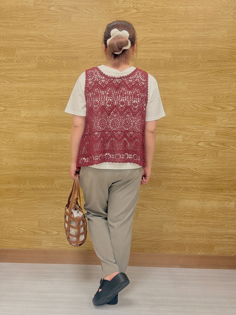 ブラウン系のその他パンツ、イエロー系のトートバッグ、ブラック系のサンダルを着用したレディースの春コーディネートの3枚目の写真