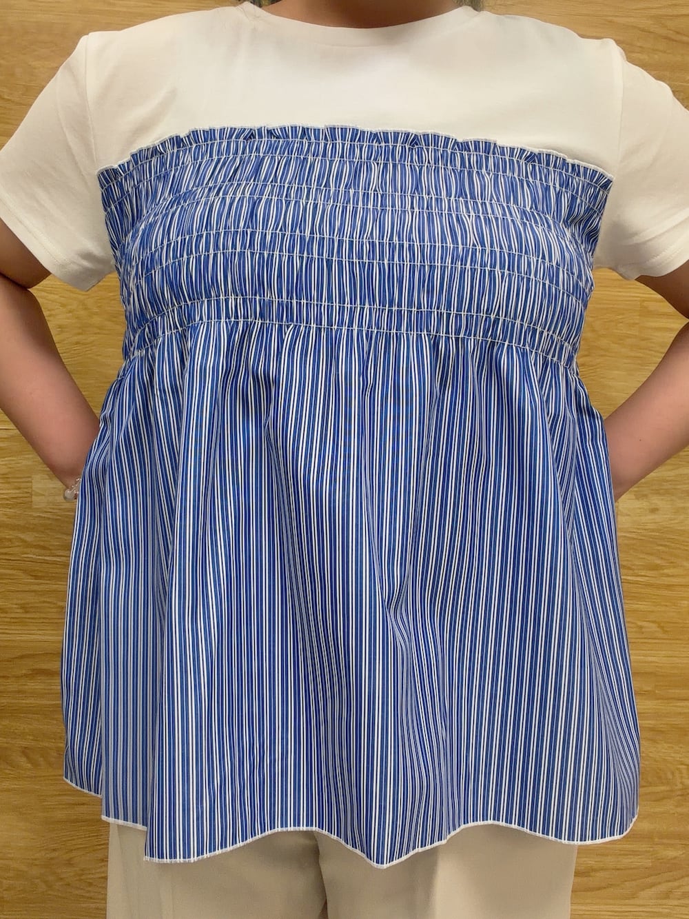 ブルー系のTシャツ/カットソー、ベージュ系のその他パンツ、シルバー系のサンダルを着用したレディースの夏コーディネートの4枚目の写真