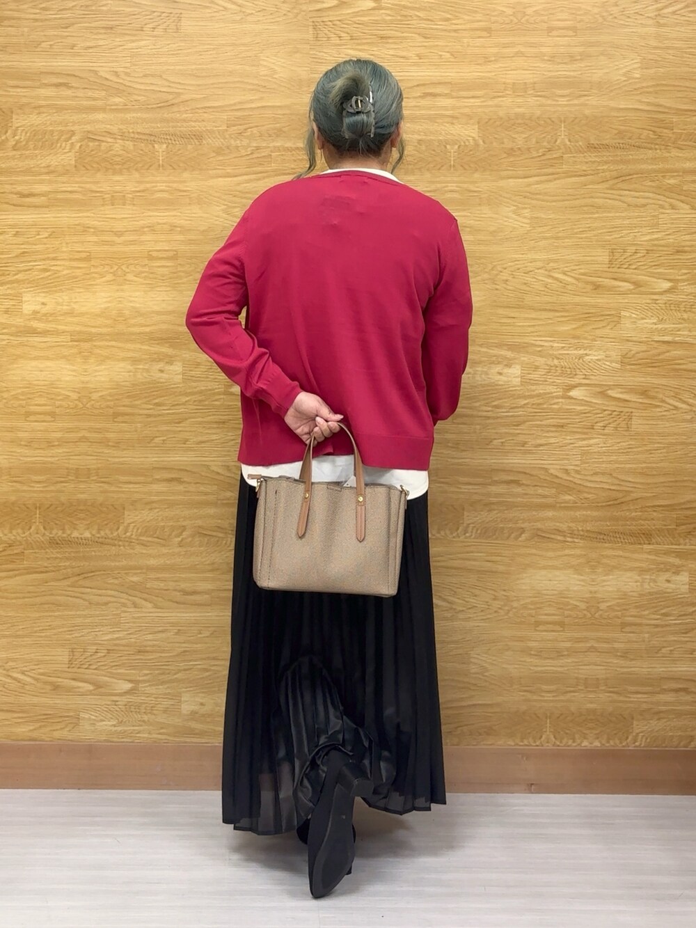 ホワイト系のTシャツ/カットソー、レッド系のカーディガン/ボレロ、ブラック系のスカートを着用したレディースの秋コーディネートの2枚目の写真