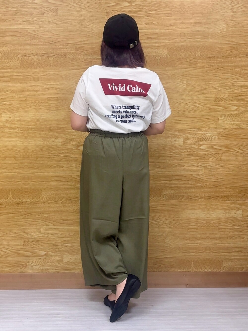 ブラック系のTシャツ/カットソー、グリーン系のその他パンツ、ブラック系のパンプスを着用したレディースの春コーディネートの3枚目の写真