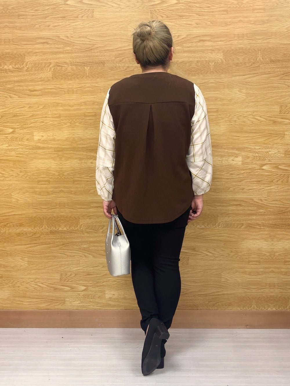 ブラウン系のシャツ/ブラウス、ブラック系のその他パンツを着用したレディースの秋コーディネートの2枚目の写真