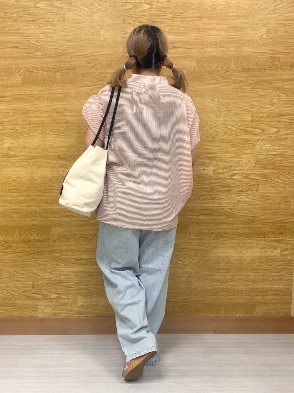 ブルー系のその他パンツ、レッド系のシャツ/ブラウスを着用したレディースの夏コーディネートの2枚目の写真