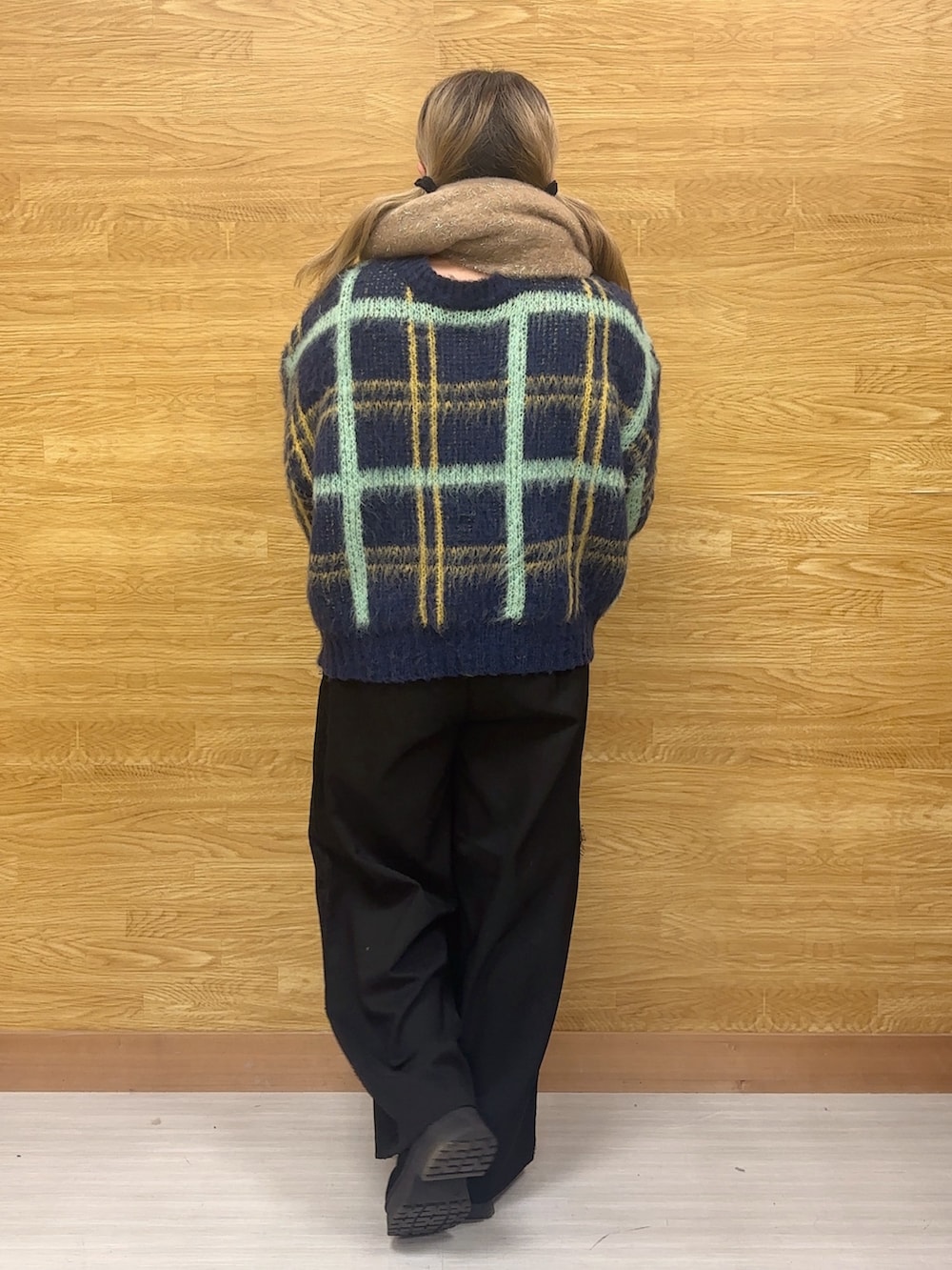 ブルー系のニット/セーター、ブラック系のその他パンツを着用したレディースの冬コーディネートの2枚目の写真