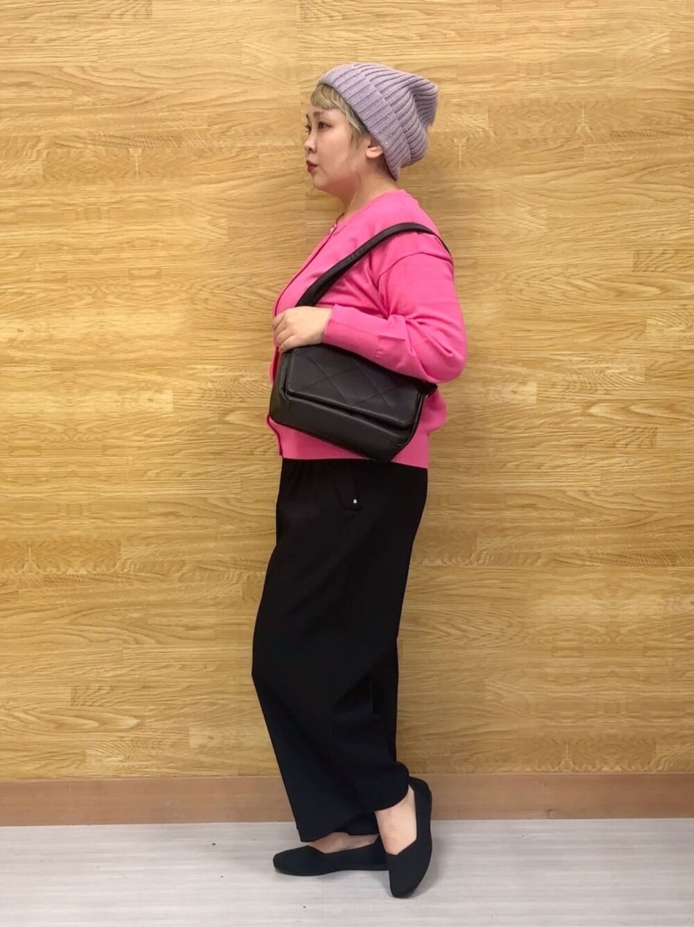 ピンク系のカーディガン/ボレロ、ブラック系のその他パンツ、ブラック系のパンプスを着用したレディースの秋コーディネートの2枚目の写真
