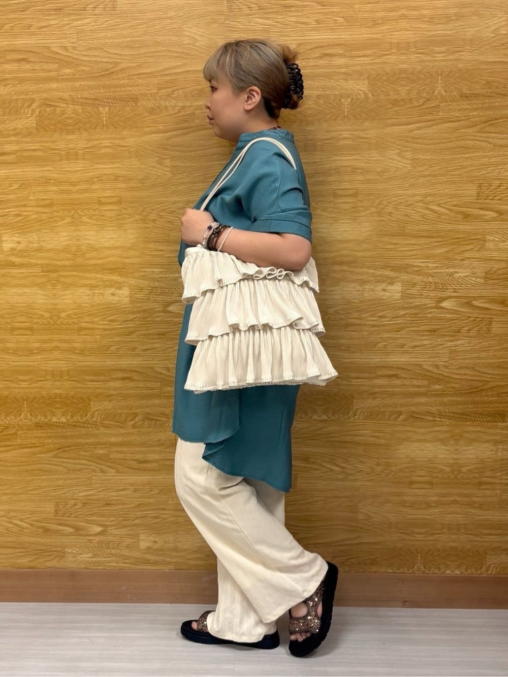 ブルー系のチュニック、ホワイト系のその他パンツ、その他のサンダルを着用したレディースの春コーディネートの2枚目の写真